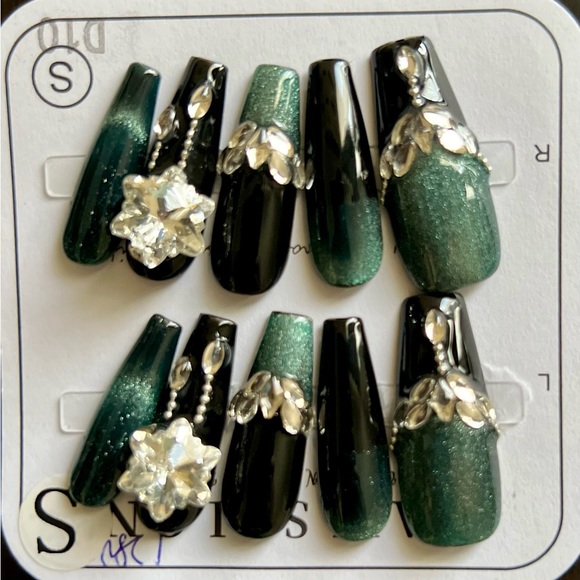 Gorgeous 10 pcs Handmade Press-On Nails (Nail Kit - Reusable). - Picture 5 of 5